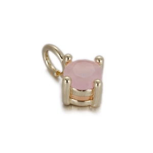 Vue macro d'un pendentif en zircon rose avec serti à quatre griffes doré pour bijoux