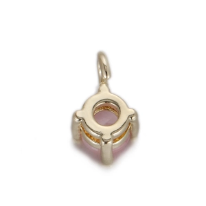 Vue détaillée d'un pendentif doré orné d'une pierre de zircon rose ronde incrustée