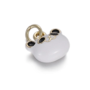 Detail van schattige panda-emaille bedel met goudkleurige ring voor DIY-sieraden