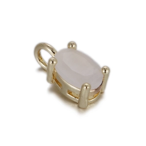 Vue détaillée d'un pendentif ovale en zircon rose clair avec sertissage doré à griffes