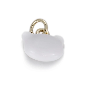 Detailweergave van de witte katvormige emaille bedel hanger met een gouden metalen ring