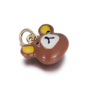 Detailopname van schattige emaille beer hanger met gouden ring voor DIY sieraden maken