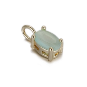 Détail d'un pendentif ovale en zircon bleu clair avec serti à quatre griffes et bélière polie