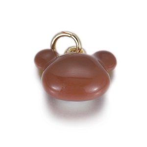 Macro-opname van een schattige bruine beer hanger met gouden ring voor DIY-sieraden