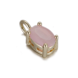 Vue macro d'un pendentif ovale en pierre rose avec serti à quatre griffes dorées