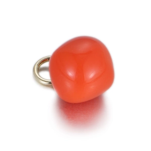 Macro-opname van een glanzende rode ronde hanger met metalen ring voor DIY-sieraden
