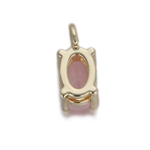 Vue détaillée du pendentif en cuivre doré avec une pierre de zircone rose de forme ovale