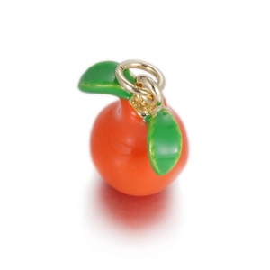 Detailopname van een appelvormige emaille hanger met groene bladeren en gouden ring
