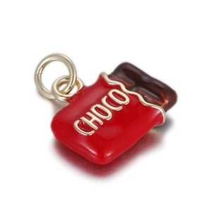 Gedetailleerde close-up van een rode chocoladereep hanger met goud voor DIY sieraden
