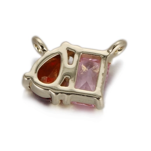 Vue macro du pendentif CD doré serti de zircons orange poire et roses rectangulaires