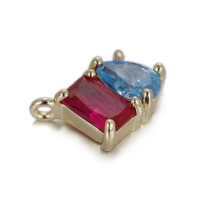 Détail du pendentif bicolore avec pierres en rubis et topaze serties sur métal doré