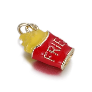 Detailopname van een miniatuur frietjes hanger met rode beker voor DIY sieraden maken