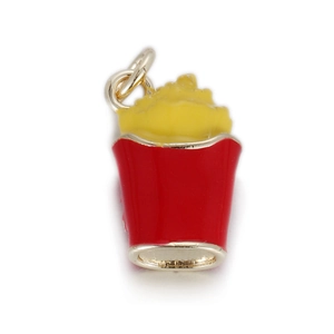 Detail van rood-gele emaille frietjes hanger met een goudkleurige metalen lus