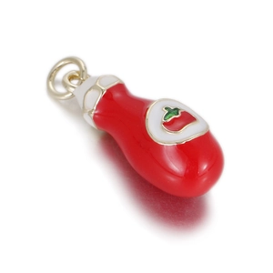 Detailopname van de creatieve ketchupfles-bedel met rood emaille en gouden oogje