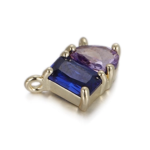 Vue macro de pendentifs en zircone rectangulaire bleue et poire violette plaqués or