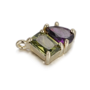 Détail de breloques en zircon bicolore avec cristaux taille émeraude et poire