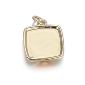 Macro-opname van de vierkante vergulde koperen hanger met gladde afwerking voor DIY-sieraden