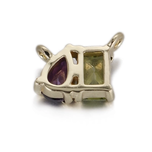 Vue détaillée du pendentif doré avec zircons violets en poire et zircons verts rectangulaires