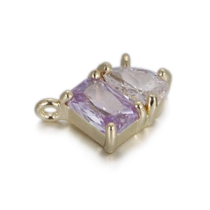 Gros plan du pendentif doré avec zircon violet rectangle et gemme blanche en goutte