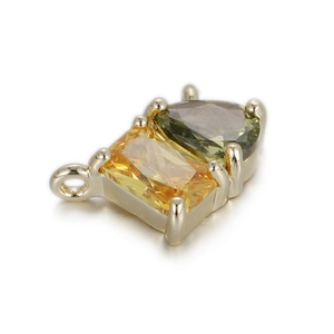Détail d'un pendentif avec zircone rectangulaire jaune et poire verte pour bijoux DIY