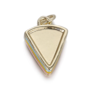 Detail van een pizzapunt hanger met kleurrijk emaille voor DIY sieraden maken