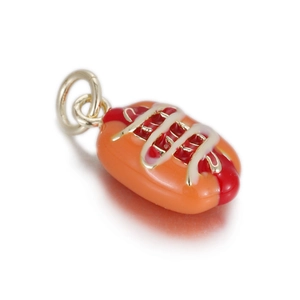 Macro-opname van hotdog emaille hanger met gouden sluiting voor DIY-sieraden maken
