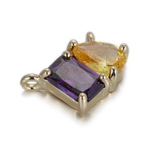 Détail d'un pendentif doré avec zircons rectangulaires violets et gouttes jaunes