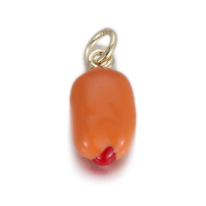 Macro detail van glanzende oranje emaille boon hanger met gouden metalen lus