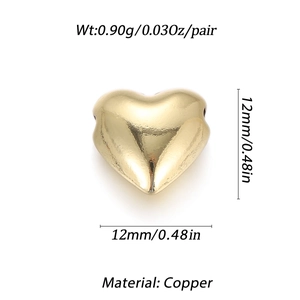Makro-Detail eines 12mm vergoldeten Kupfer-Herzanhängers mit polierter Oberfläche