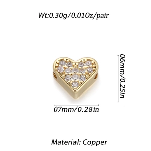 Makroaufnahme eines 7x6mm Gold-Kupfer-Herzanhängers mit Zirkonia für die Schmuckherstellung