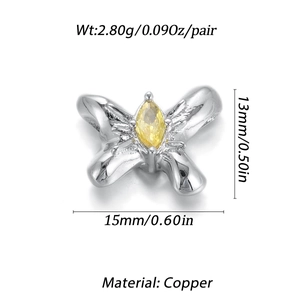 Makroansicht versilberter Schmetterlingsanhänger mit gelbem Markise-Zirkonia-Inlay
