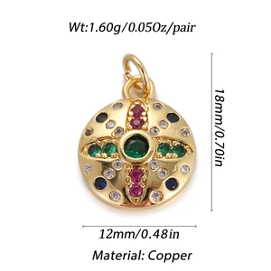 Dettaglio ciondolo croce in rame 18mm con zirconi colorati e placcatura in oro