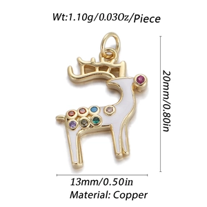 Détail du pendentif cerf en cuivre doré avec émail blanc et cristaux multicolores
