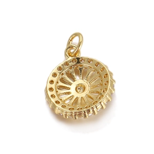 Dettaglio di un ciondolo tondo in oro con design radiale cavo e accenti di zircone