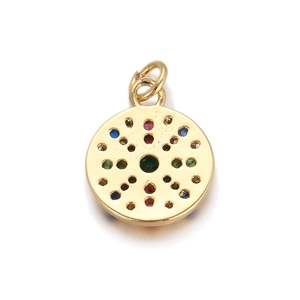 Dettaglio di un ciondolo tondo dorato con gemme multicolori e un robusto anello di supporto