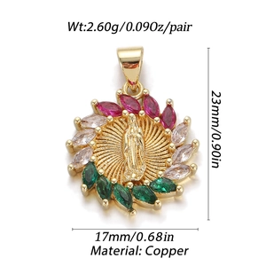 Detail eines 23mm Gold-Kupfer-Jungfrau-Maria-Anhängers mit bunten Zirkonsteinen und Sonnenstrahlen