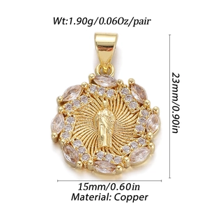 Religiöser Rundanhänger mit Goldbeschichtung und Zirkonia-Inlay in der Detailansicht