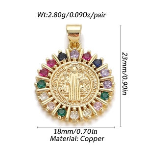 Makroaufnahme von farbigem Zirkon-Religionsanhänger mit vergoldeter Kupferoberfläche