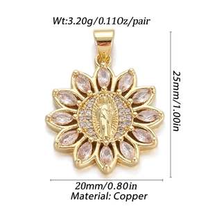 Makro-Detail des Sonnenblumenanhängers mit Jungfrau Maria Relief und rosa Zirkonia