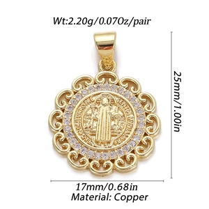 Detail des St. Benedikt Anhängers aus vergoldetem Kupfer mit Zirkonia und Filigranrand