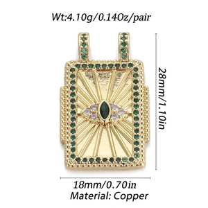 Boho-Gold-Tarot-Anhänger in Rechteckform mit grünem Auge und Sonnenmuster-Details