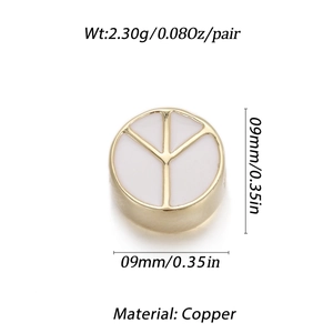 Macro-detail van 14K vergulde vredessymboolkralen met een diameter van 9mm en 2,30g