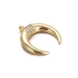 Makro-Detail des goldenen Horn-Anhängers mit Mikro-Pave-Zirkonia für Schmuckherstellung