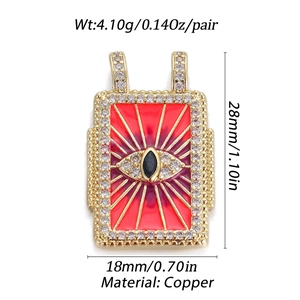 Detail eines böhmischen Evil Eye Anhängers mit schwarzem Stein und roter Emaille-Verzierung