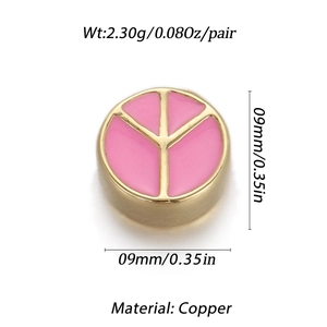 Macro-opname van 14K vergulde koperen hanger met roze emaille en 9mm afmetingen