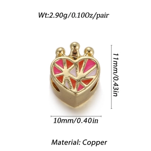 Macro detail of gold-plated copper heart bead with dimensions 10x11mm for jewelry