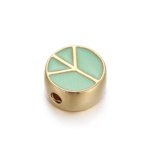 Macro-detail van 14K vergulde vredessymboolkraal met groen emaille voor DIY-sieraden