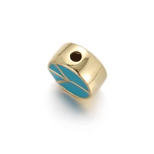 Macro-opname van 14K vergulde vredesteken kraal met blauw emaille voor DIY-sieraden