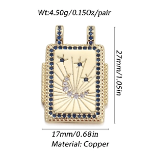 Detailansicht eines Tarot-Anhängers in Gold mit Mondmotiv und blauen Kristalldetails