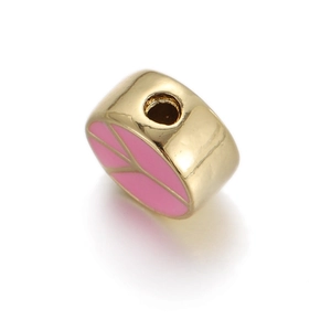 Detail van 14K vergulde vredesteken-kraal met roze emaille voor DIY-sieraden maken projecten
